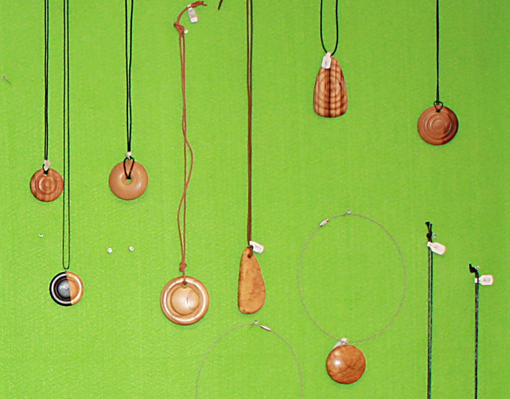 Natürlicher handgefertigter Schmuck aus Holz