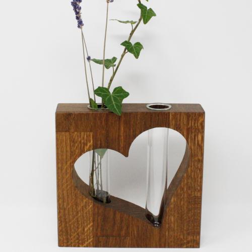 vase-mit-herz-ausschnitt-holz-reagenzglas-blumen-eichenholz