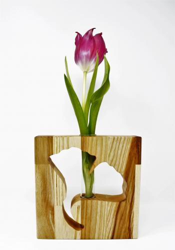 vase-mit-ginko-ausschnitt-holz-reagenzglas-blumen-eschenholz