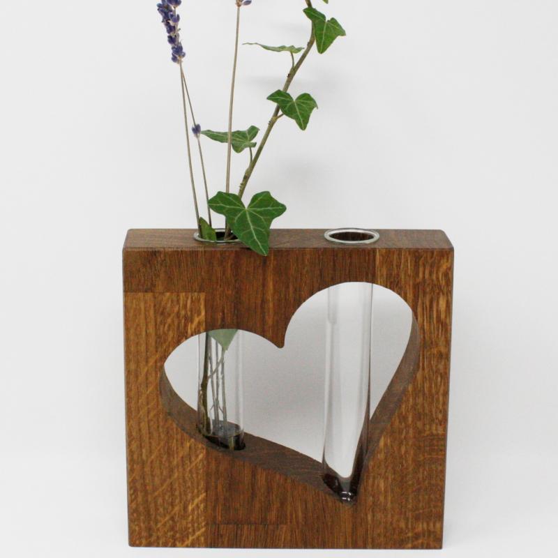 vase-mit-herz-ausschnitt-holz-reagenzglas-blumen-eichenholz