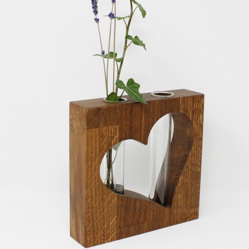 Ausschnittvase mit Herz