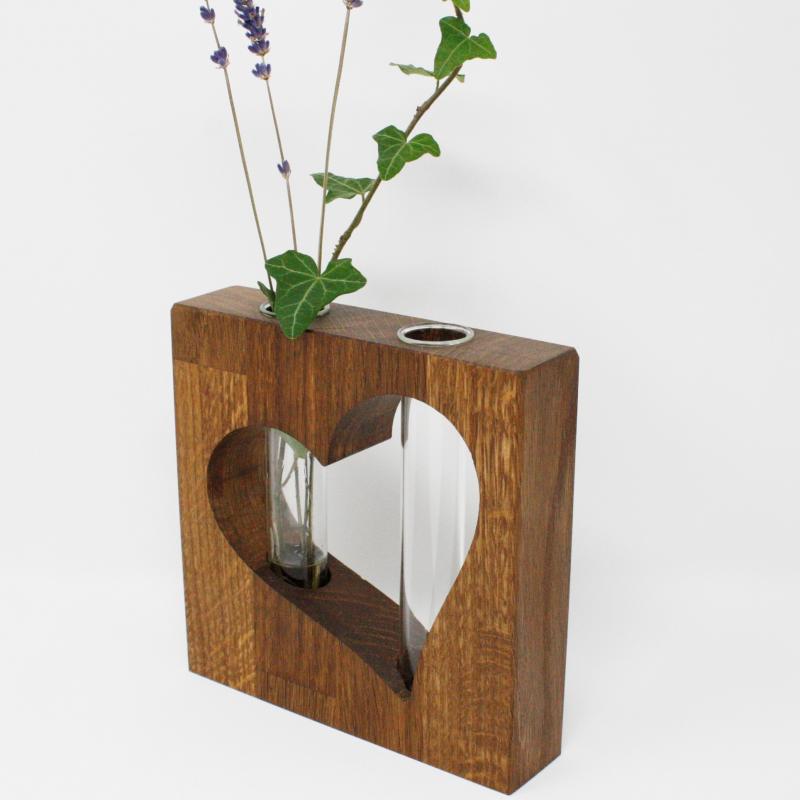 Ausschnittvase mit Herz