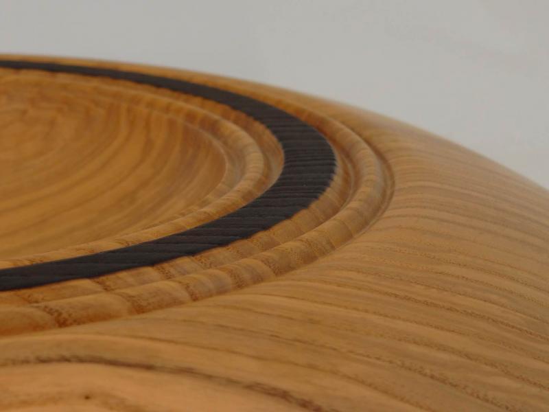 Holzschale aus Olivesche in Diskusform