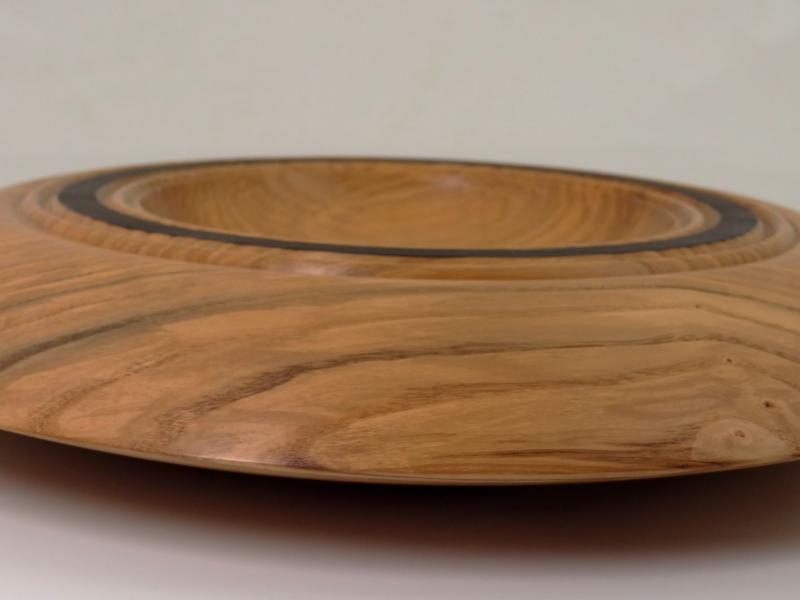 Holzschale aus Olivesche in Diskusform