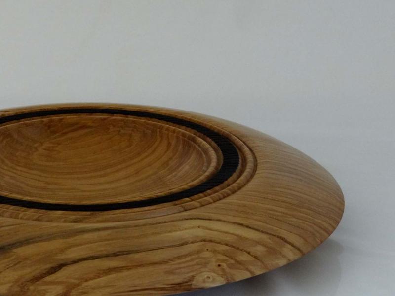 Holzschale aus Olivesche in Diskusform