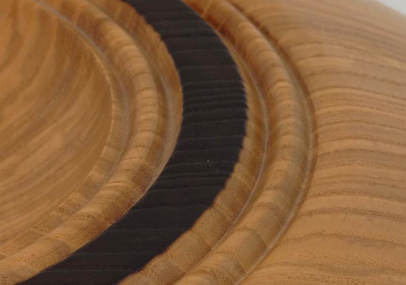 Holzschale aus Olivesche in Diskusform
