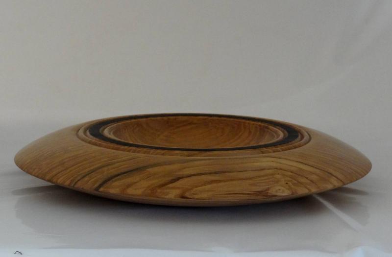 Holzschale aus Olivesche in Diskusform